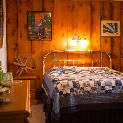 log-house-queen-bedroom